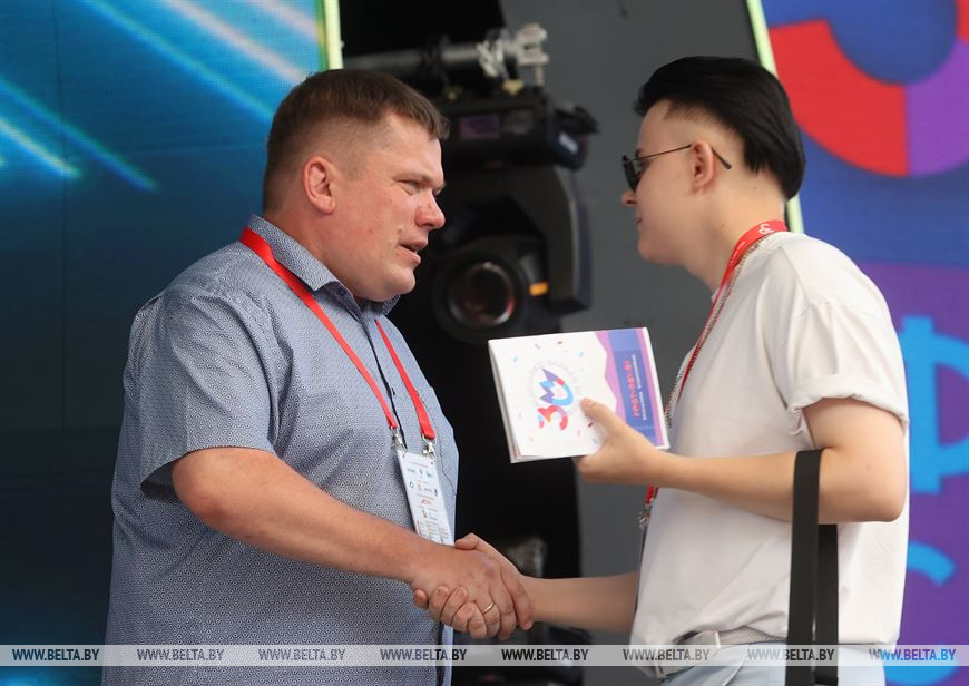 Дирижер Президентского оркестра Виталий Кульбаков и участник международного конкурса исполнителей эстрадной песни "Витебск-2021" Даниил Мышковец