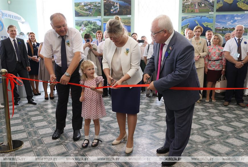 Ленточку перерезают Владимир Пенин, Светлана Юркевич и председатель Витебского областного Совета депутатов Владимир Терентьев Ленточку перерезают Владимир Пенин, Светлана Юркевич и председатель Витебского областного Совета депутатов Владимир Терентьев