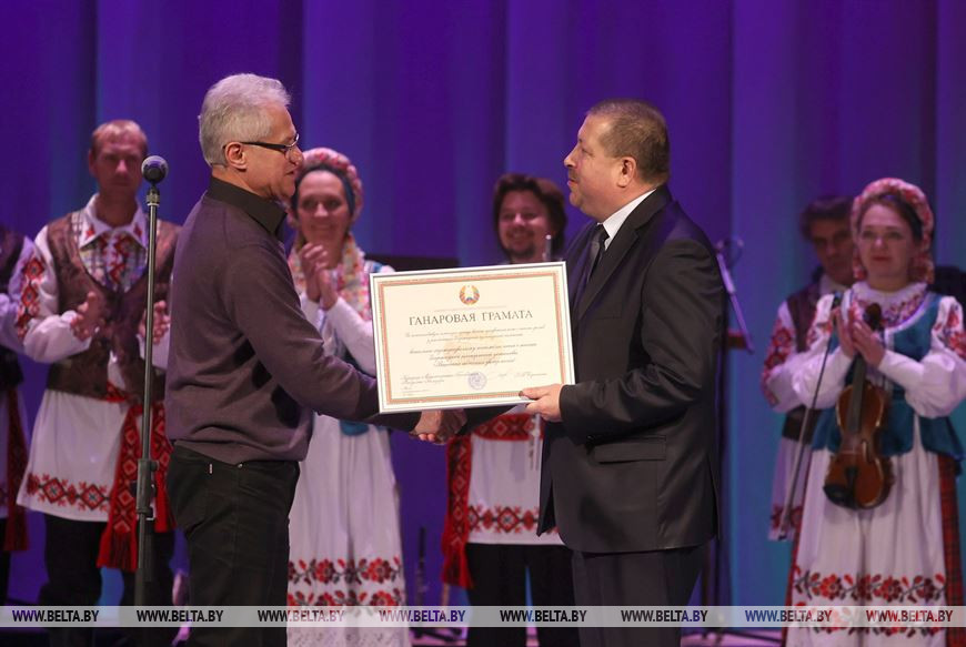 Анатолий Линевич вручает награду художественному руководителю Николаю Подоляку