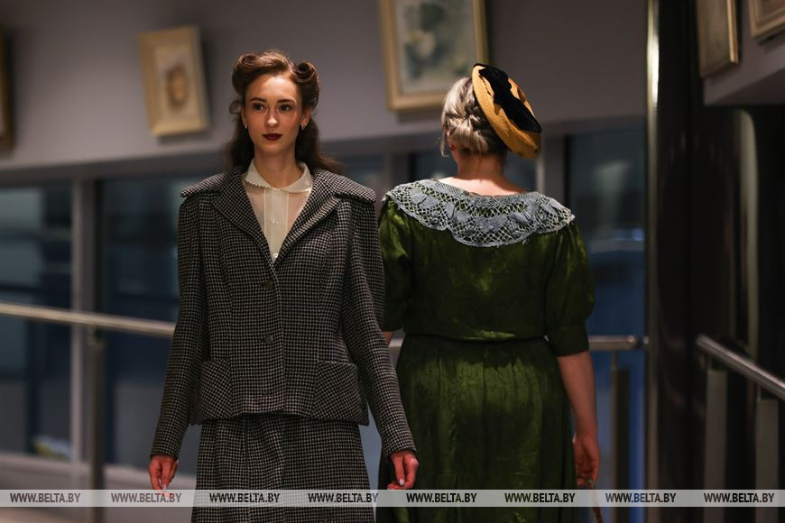 Показ модных нарядов того времени