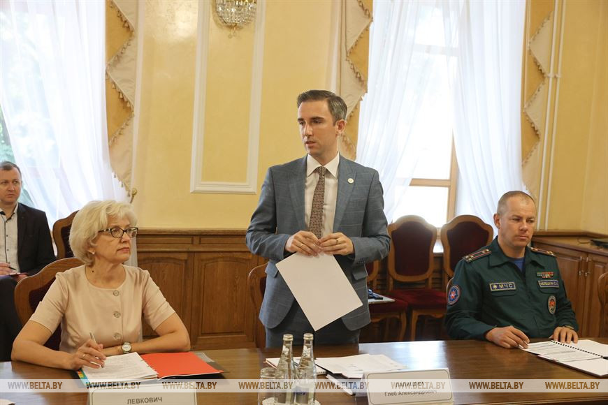 Докладывает директор фестиваля "Славянский базар в Витебске" Глеб Лапицкий Докладывает директор фестиваля "Славянский базар в Витебске" Глеб Лапицкий