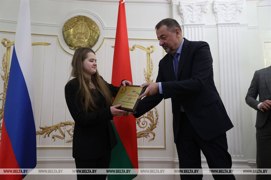 Виктор Сиренко вручает диплом Елизавете Сафиулиной Виктор Сиренко вручает диплом Елизавете Сафиулиной