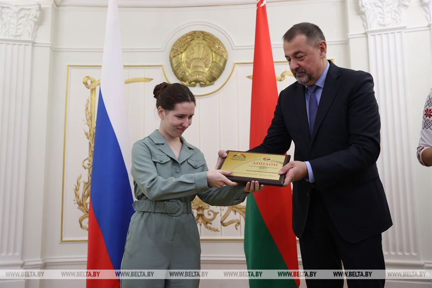 Виктор Сиренко вручает диплом Ефросинии Капустиной Виктор Сиренко вручает диплом Ефросинии Капустиной