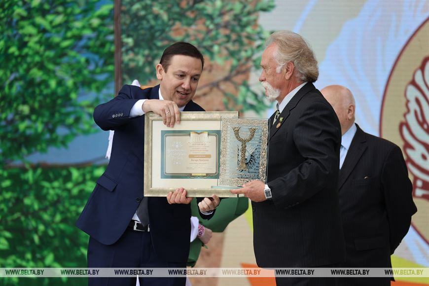 Владимир Перцов во время вручения (слева) Владимир Перцов во время вручения (слева)