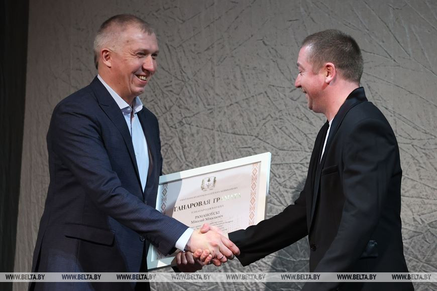 Олег Стельмашок вручает грамоту облисполкома артисту театра Михаилу Романовскому Олег Стельмашок вручает грамоту облисполкома артисту театра Михаилу Романовскому