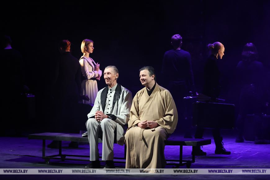 Во время спектакля "Точки на временной оси" Могилевского областного театра драмы и комедии им.В.И.Дунина-Марцинкевича Во время спектакля "Точки на временной оси" Могилевского областного театра драмы и комедии им.В.И.Дунина-Марцинкевича