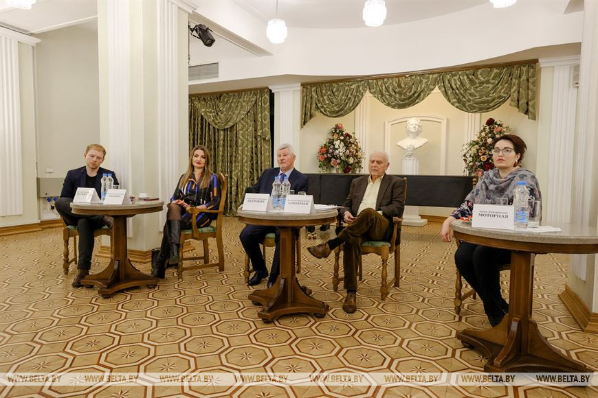 Во время пресс-конференции Во время пресс-конференции