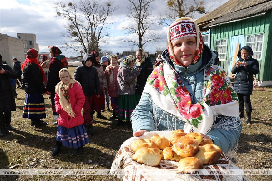 Участница обряда руководитель народного фольклорного ансамбля "Валошки" Галина Бурмич