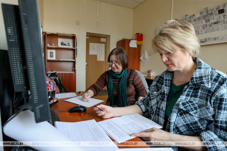 Художник-постановщик Татьяна Удовиченко и режиссер Елена Турова за работой Художник-постановщик Татьяна Удовиченко и режиссер Елена Турова за работой