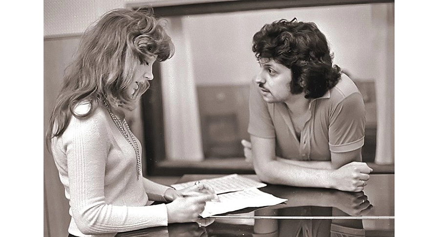 1980 год. Вячеслав Добрынин обсуждает с молодой певицей Аллой Пугачевой будущий хит. Фото РИА Новости 1980 год. Вячеслав Добрынин обсуждает с молодой певицей Аллой Пугачевой будущий хит. Фото РИА Новости