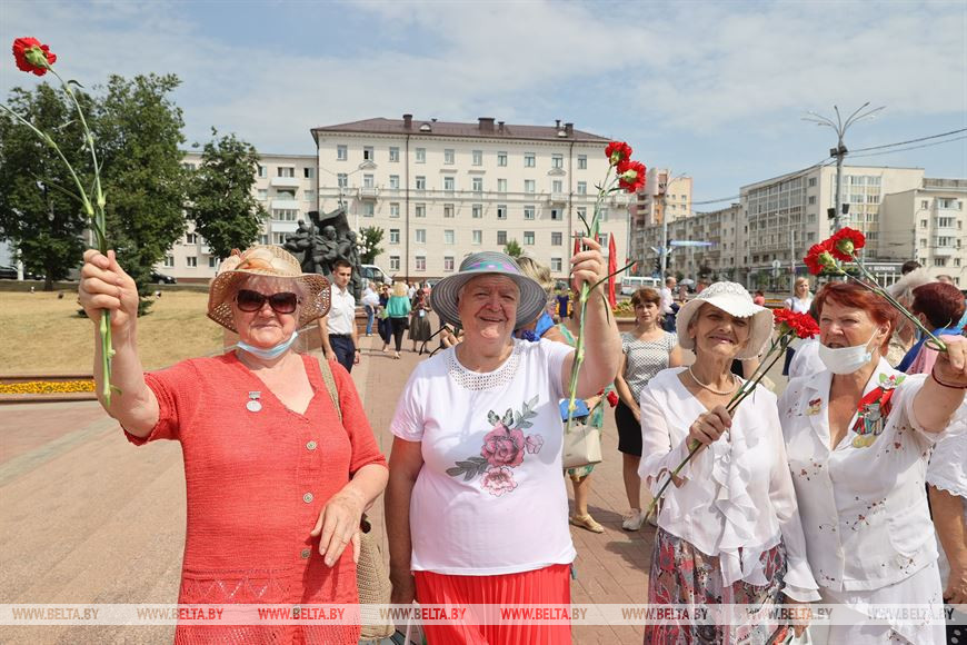 Во время церемонии на площади Победы Во время церемонии на площади Победы