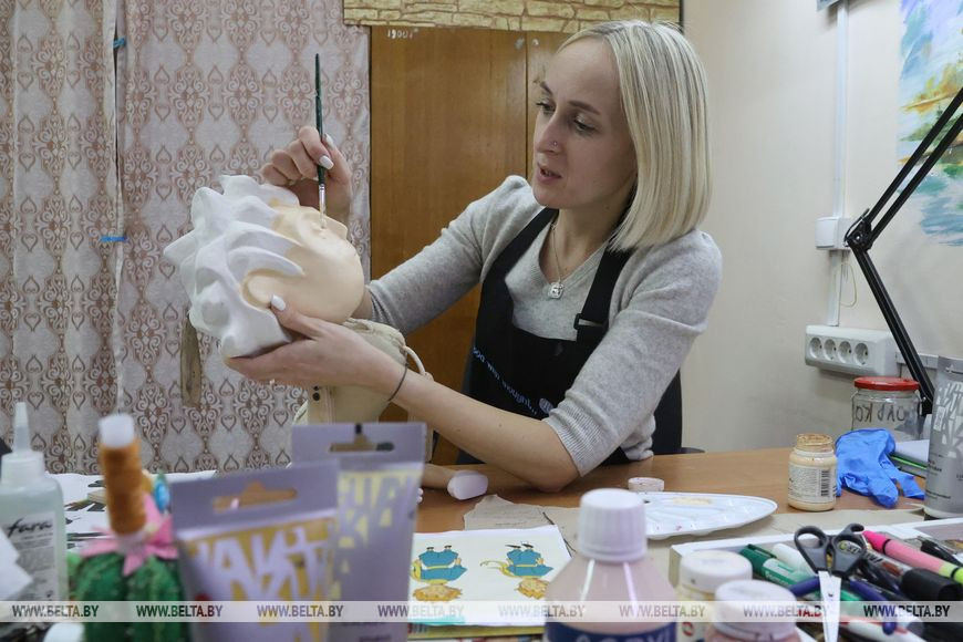 Художник-бутафор Юлия Василькова во время работы