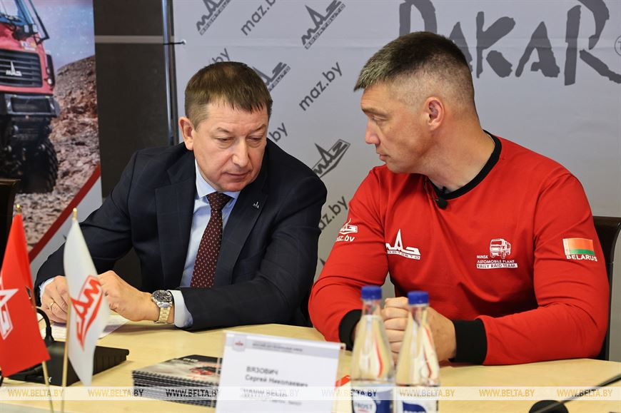Генеральный директор ОАО "МАЗ"-управляющая компания холдинга "БЕЛАВТОМАЗ" Валерий Иванкович и начальник команды "МАЗ-СПОРТ авто",пилот Сергей Вязович
