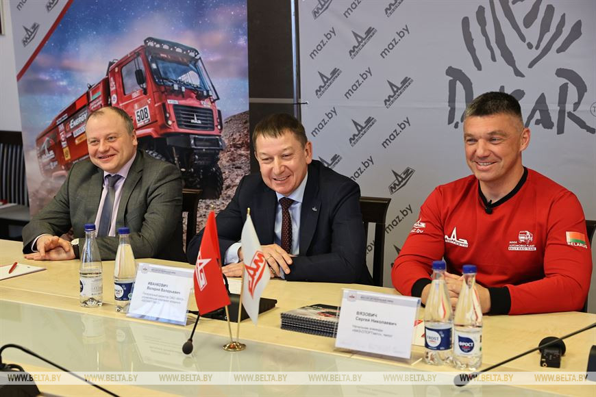 Первый заместитель министра промышленности Республики Беларусь Сергей Гунько, генеральный директор ОАО "МАЗ"-управляющая компания холдинга "БЕЛАВТОМАЗ" Валерий Иванкович и начальник команды "МАЗ-СПОРТ авто",пилот Сергей Вязович