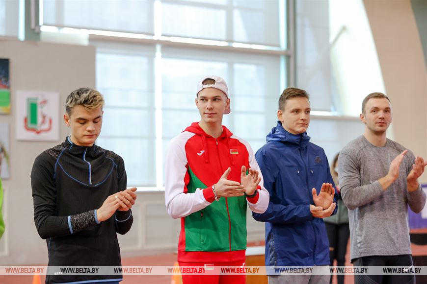 Легкоатлет Максим Недосеков (в центре) Легкоатлет Максим Недосеков (в центре)