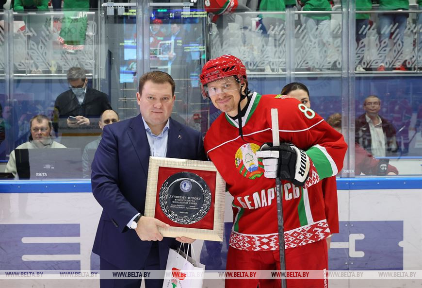 Руководитель Президентского спортивного клуба Дмитрий Лукашенко вручает награду Михаилу Грабовскому (команда Президента)