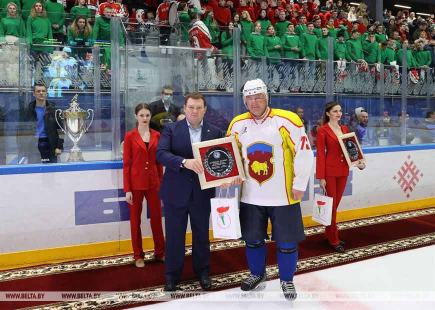 Руководитель Президентского спортивного клуба Дмитрий Лукашенко вручает награду Сергею Плоскову (Брестская область)
