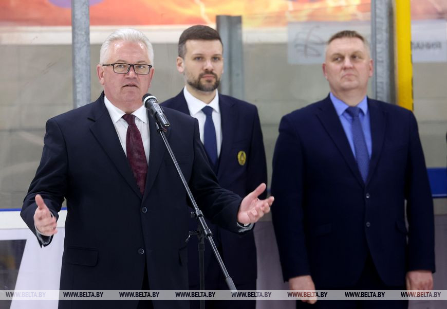 На церемонии открытия выступает министр образования Игорь Карпенко На церемонии открытия выступает министр образования Игорь Карпенко