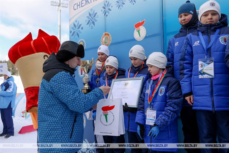 Заместитель председателя Мингорисполкома Артем Цуран награждает победителей смешанной эстафеты младшего возраста Заместитель председателя Мингорисполкома Артем Цуран награждает победителей смешанной эстафеты младшего возраста