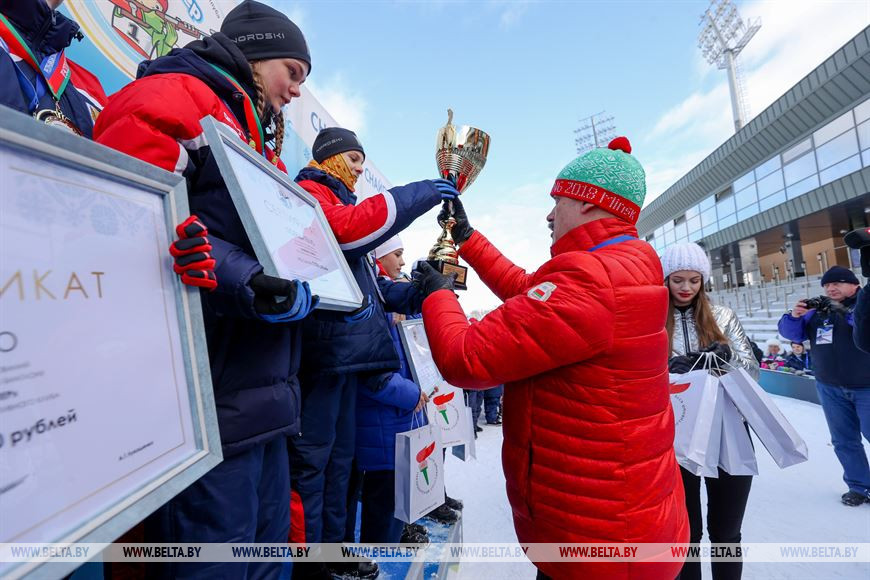 Министр спорта и туризма Сергей Ковальчук награждает победителей смешанной эстафеты среднего возраста Министр спорта и туризма Сергей Ковальчук награждает победителей смешанной эстафеты среднего возраста