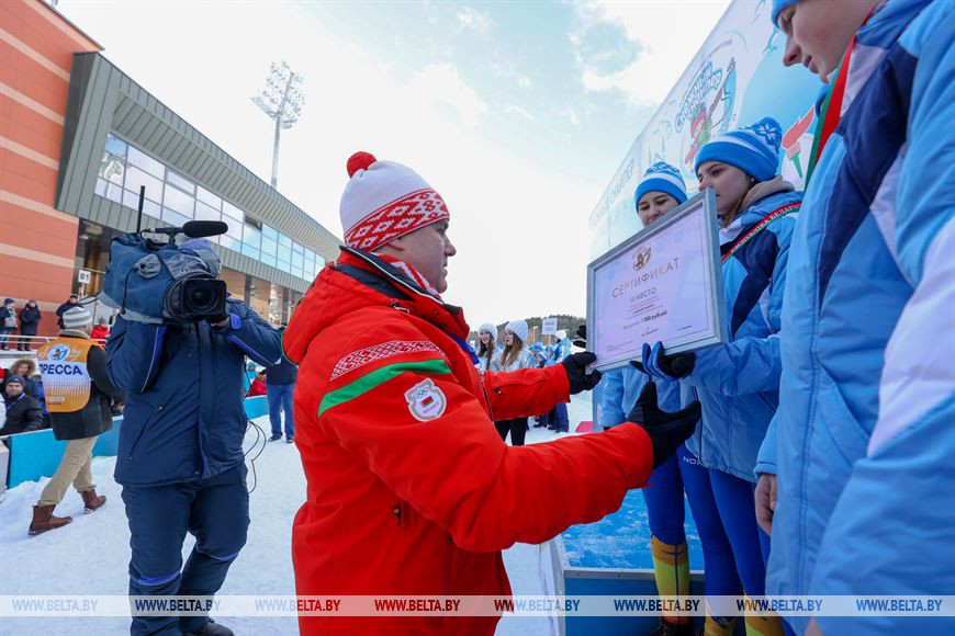 Вице-премьер Игорь Петришенко награждает победителей смешанной эстафеты 2004 года рождения Вице-премьер Игорь Петришенко награждает победителей смешанной эстафеты 2004 года рождения