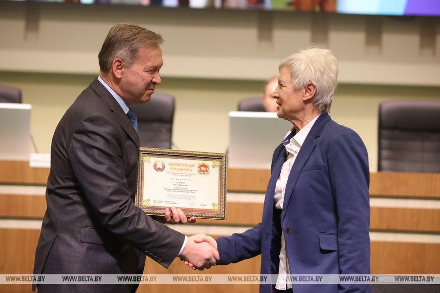 Председатель Гродненского областного Совета депутатов Игорь Жук вручает почетную грамоту главному тренеру Гродненского хоккейного клуба "Ритм" Нине Дашко. Председатель Гродненского областного Совета депутатов Игорь Жук вручает почетную грамоту главному тренеру Гродненского хоккейного клуба "Ритм" Нине Дашко.
