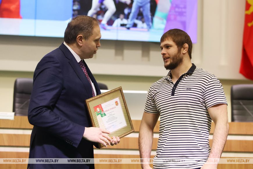 Владимир Караник вручает почетную грамоту Александру Гуштыну Владимир Караник вручает почетную грамоту Александру Гуштыну