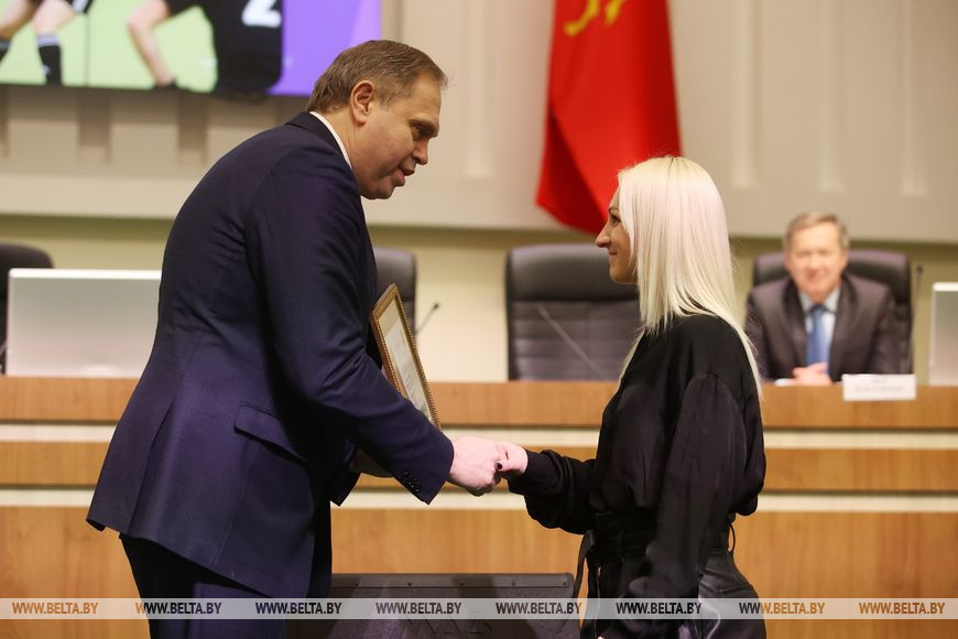 Владимир Караник вручает благодарность Гродненского облисполкома спортсмену-инструктору Гродненского хоккейного клуба "Ритм" Дарье Белоусовой, завоевавшей золотую медаль чемпионата Европы по хоккею на траве в закрытых помещениях 2020 года в составе национальной сборной Республики Беларусь Владимир Караник вручает благодарность Гродненского облисполкома спортсмену-инструктору Гродненского хоккейного клуба "Ритм" Дарье Белоусовой, завоевавшей золотую медаль чемпионата Европы по хоккею на траве в закрытых помещениях 2020 года в составе национальной сборной Республики Беларусь