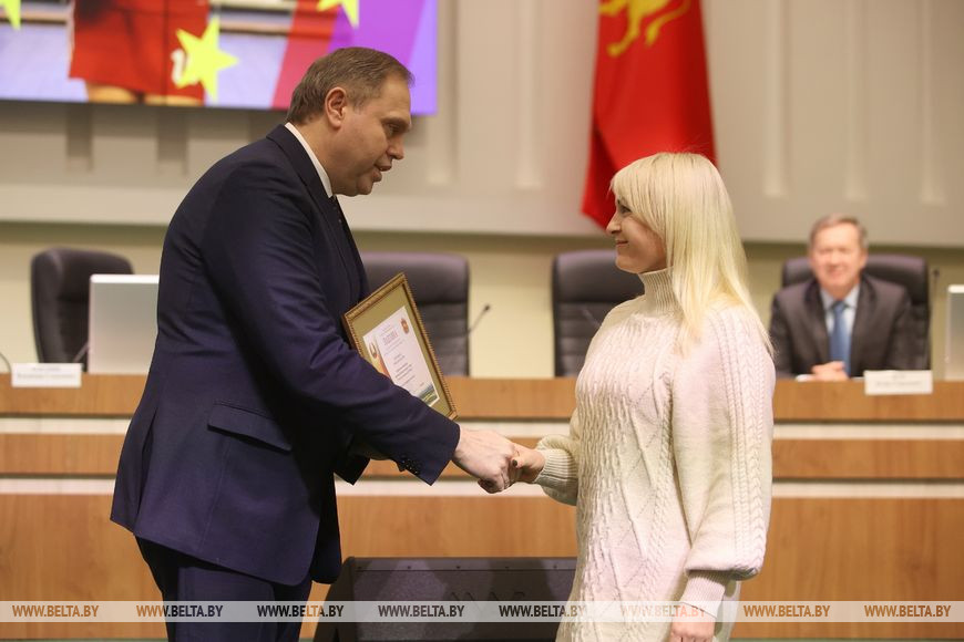 Владимир Караник вручает благодарность спортсмену-инструктору Гродненского хоккейного клуба "Ритм" Юлии Курганской, завоевавшей золотую медаль чемпионата Европы по хоккею на траве в закрытых помещениях 2020 года в составе национальной сборной Республики Беларусь Владимир Караник вручает благодарность спортсмену-инструктору Гродненского хоккейного клуба "Ритм" Юлии Курганской, завоевавшей золотую медаль чемпионата Европы по хоккею на траве в закрытых помещениях 2020 года в составе национальной сборной Республики Беларусь