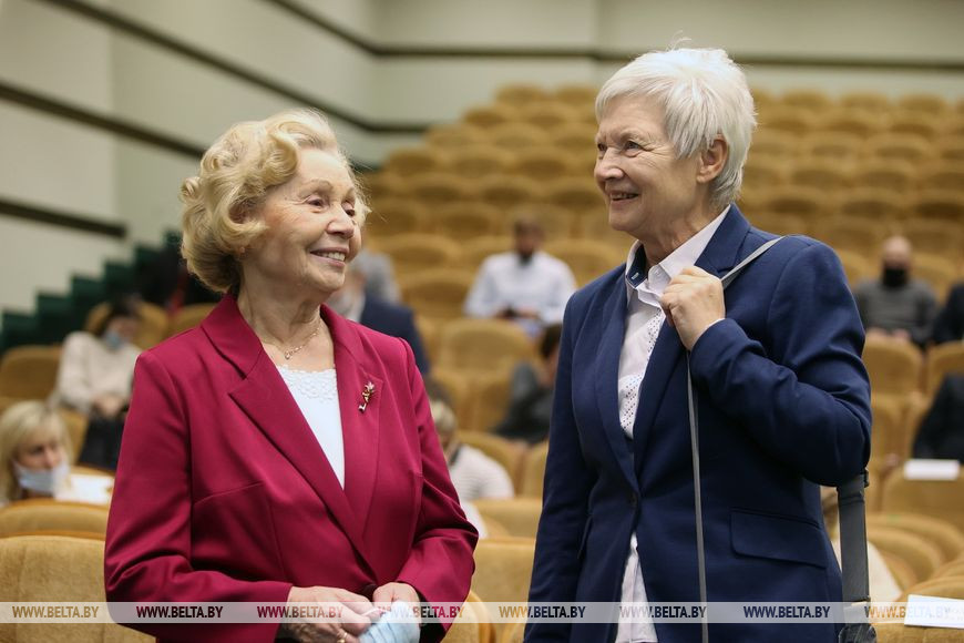 Чемпионка XVIII Летних Олимпийских игр в Токио по спортивной гимнастике Елена Волчецкая и главный тренер Гродненского хоккейного клуба "Ритм" Нина Дашко Чемпионка XVIII Летних Олимпийских игр в Токио по спортивной гимнастике Елена Волчецкая и главный тренер Гродненского хоккейного клуба "Ритм" Нина Дашко