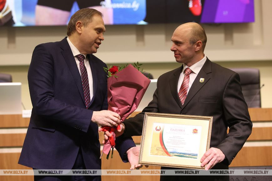 Владимир Караник вручает благодарность Гродненского облисполкома Евгению Назаревичу Владимир Караник вручает благодарность Гродненского облисполкома Евгению Назаревичу