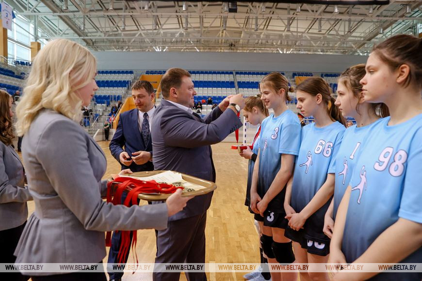 Председатель Президентского спортивного клуба Дмитрий Лукашенко награждает команду Минск-1, занявшую первое место среди девушек 2007-2008 г.р.