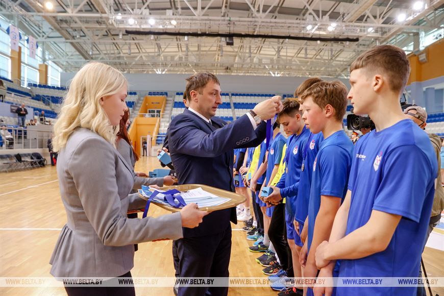 Заместитель председатель Мингорисполкома Артем Цуран награждает команду Минск-2, занявшую второе место среди юношей 2007-2008 г.р.