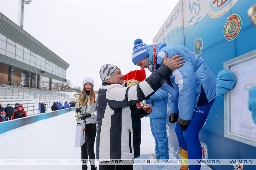 Дмитрий Лукашенко награждает победителя Кирилла Амельченю