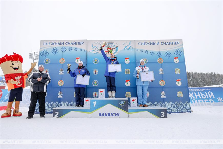 Дмитрий Лукашенко и победительницы спринта Яна Кузьмич, Мария Гнедчик, Любовь Есмуханова