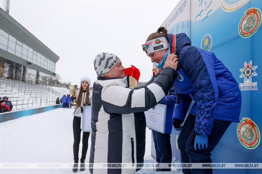 Дмитрий Лукашенко награждает победительницу Марию Гнедчик