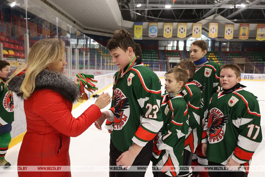 Заместитель директора учебно-методического центра физического воспитания населения Управления спорта и туризма Гродненского облисполкома Инна Жук награждает участников соревнования Заместитель директора учебно-методического центра физического воспитания населения Управления спорта и туризма Гродненского облисполкома Инна Жук награждает участников соревнования