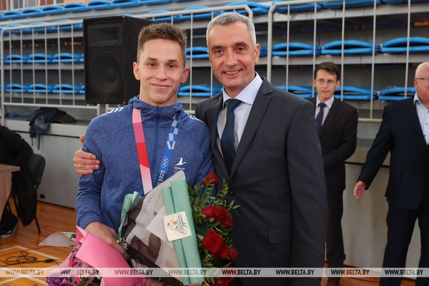 Председатель Витебского горисполкома Николай Орлов вручил почетную грамоту олимпийскому чемпиону в Токио Ивану Литвиновичу Председатель Витебского горисполкома Николай Орлов вручил почетную грамоту олимпийскому чемпиону в Токио Ивану Литвиновичу