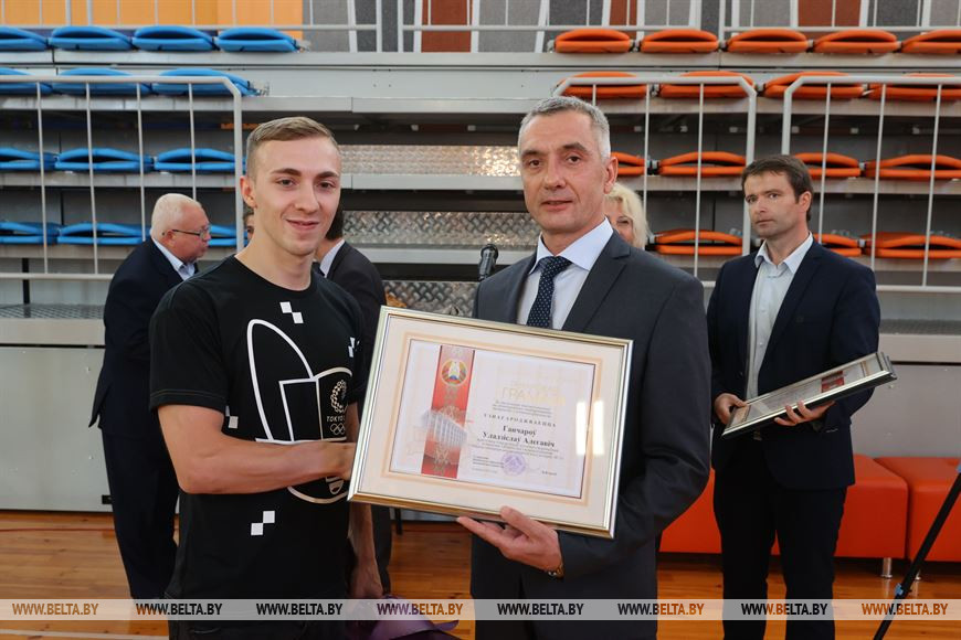 Председатель Витебского горисполкома Николай Орлов вручил почетную грамоту Владиславу Гончарову Председатель Витебского горисполкома Николай Орлов вручил почетную грамоту Владиславу Гончарову