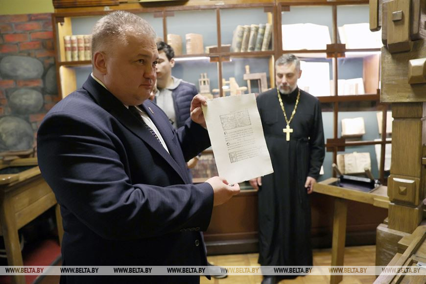 Напечатанная на станке страница в руках директора Национального исторического музея Беларуси Александра Хромого Напечатанная на станке страница в руках директора Национального исторического музея Беларуси Александра Хромого