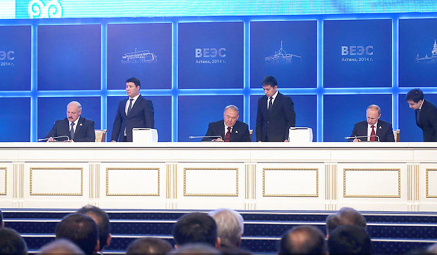 Александр Лукашенко, Нурсултан Назарбаев и Владимир Путин во время подписания Договора о создании Евразийского экономического союза, 2014 год. Фото president.gov.by