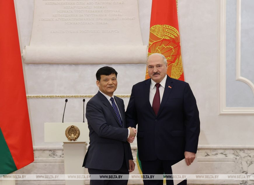 Чрезвычайный и Полномочный Посол Социалистической Республики Вьетнам в Республике Беларусь Нгуен Ван Нгы и Президент Беларуси Александр Лукашенко