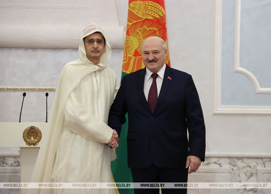 Чрезвычайный и Полномочный Посол Марокко в Беларуси Лотфи Бушаар и Президент Беларуси Александр Лукашенко