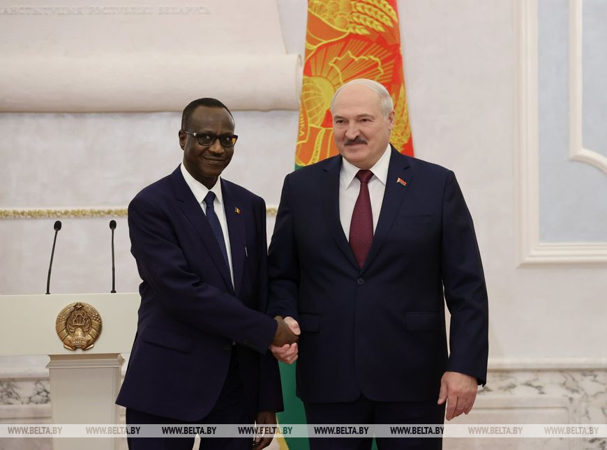Чрезвычайный и Полномочный Посол Чада в Беларуси Махамуд Адам Бешир и Президент Беларуси Александр Лукашенко