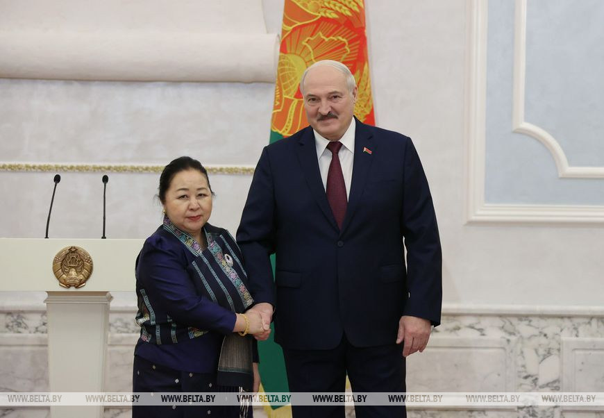 Чрезвычайный и Полномочный Посол Лаоса в Беларуси Вилаван Йиапохэ и Президент Беларуси Александр Лукашенко