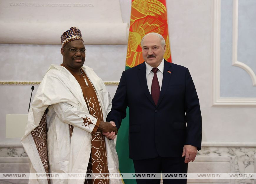 Чрезвычайный и Полномочный Посол Нигерии в Беларуси Абдуллахи Ибаиквала Шеху и Президент Беларуси Александр Лукашенко