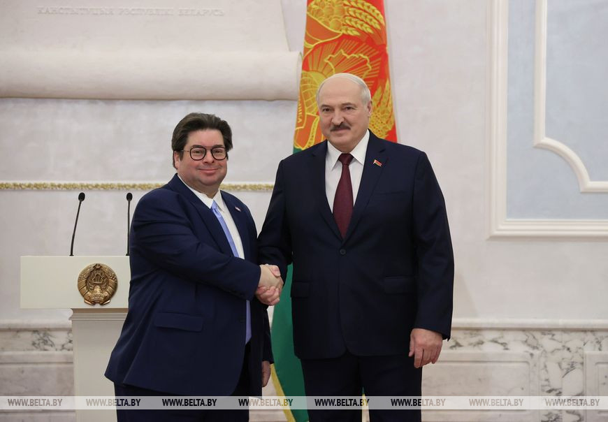 Чрезвычайный и Полномочный Посол Доминиканы в Беларуси по совместительству Франк Ханс Данненберг Кастельянос и Президент Беларуси Александр Лукашенко