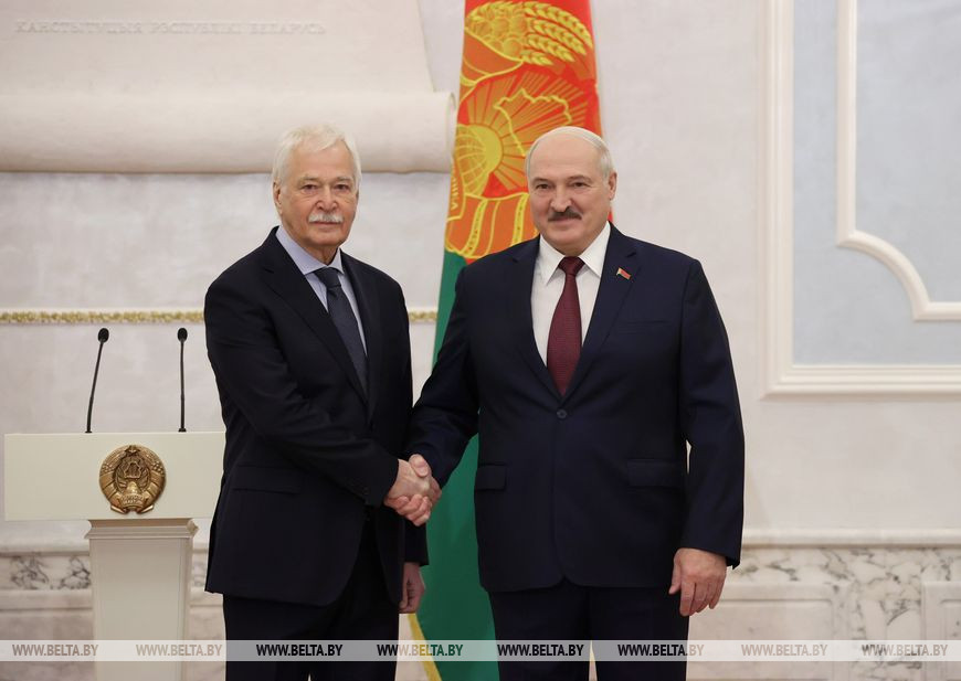 Чрезвычайный и Полномочный Посол России в Беларуси Борис Грызлов и Президент Беларуси Александр Лукашенко