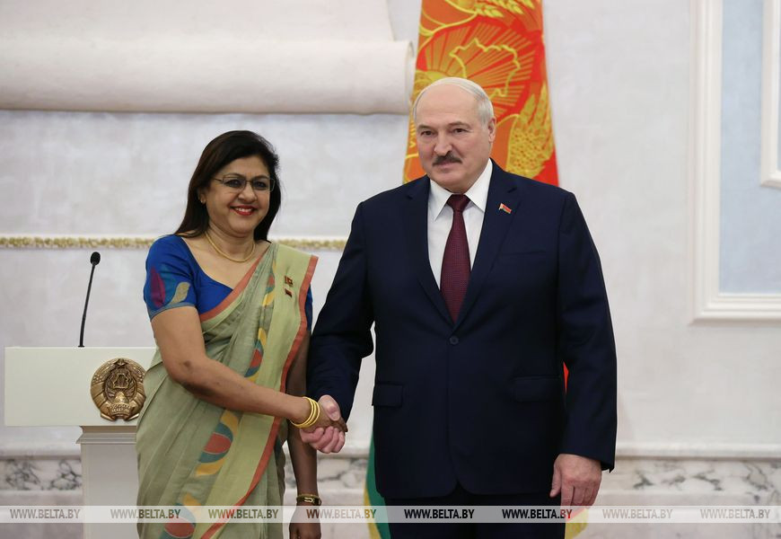 Чрезвычайный и Полномочный Посол Демократической Социалистической Республики Шри-Ланка Джанита Абейвикрема Лиянаге и Президент Беларуси Александр Лукашенко