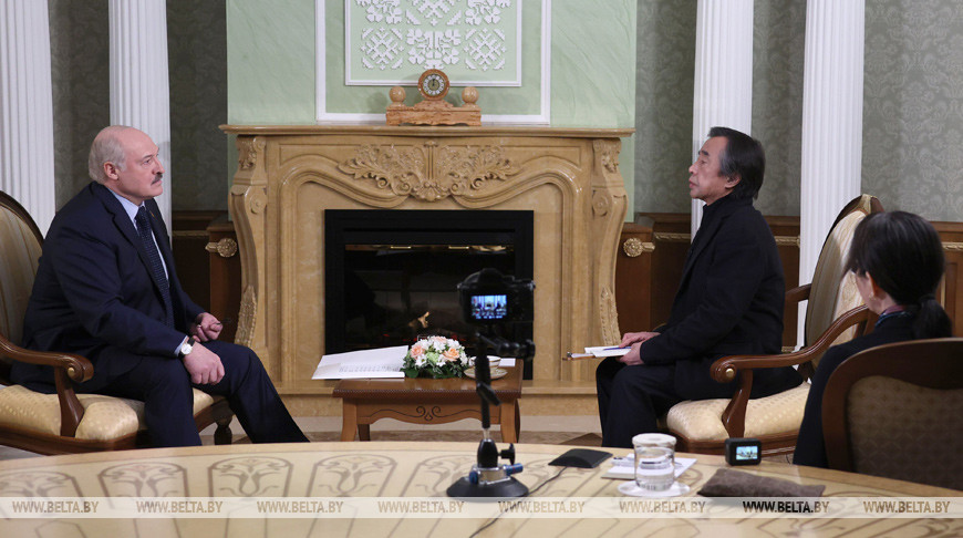 Александр Лукашенко во время интервью